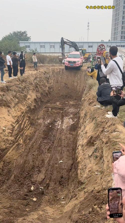 丰田霸道女司机挑战大土坑这表现值得点赞吗
